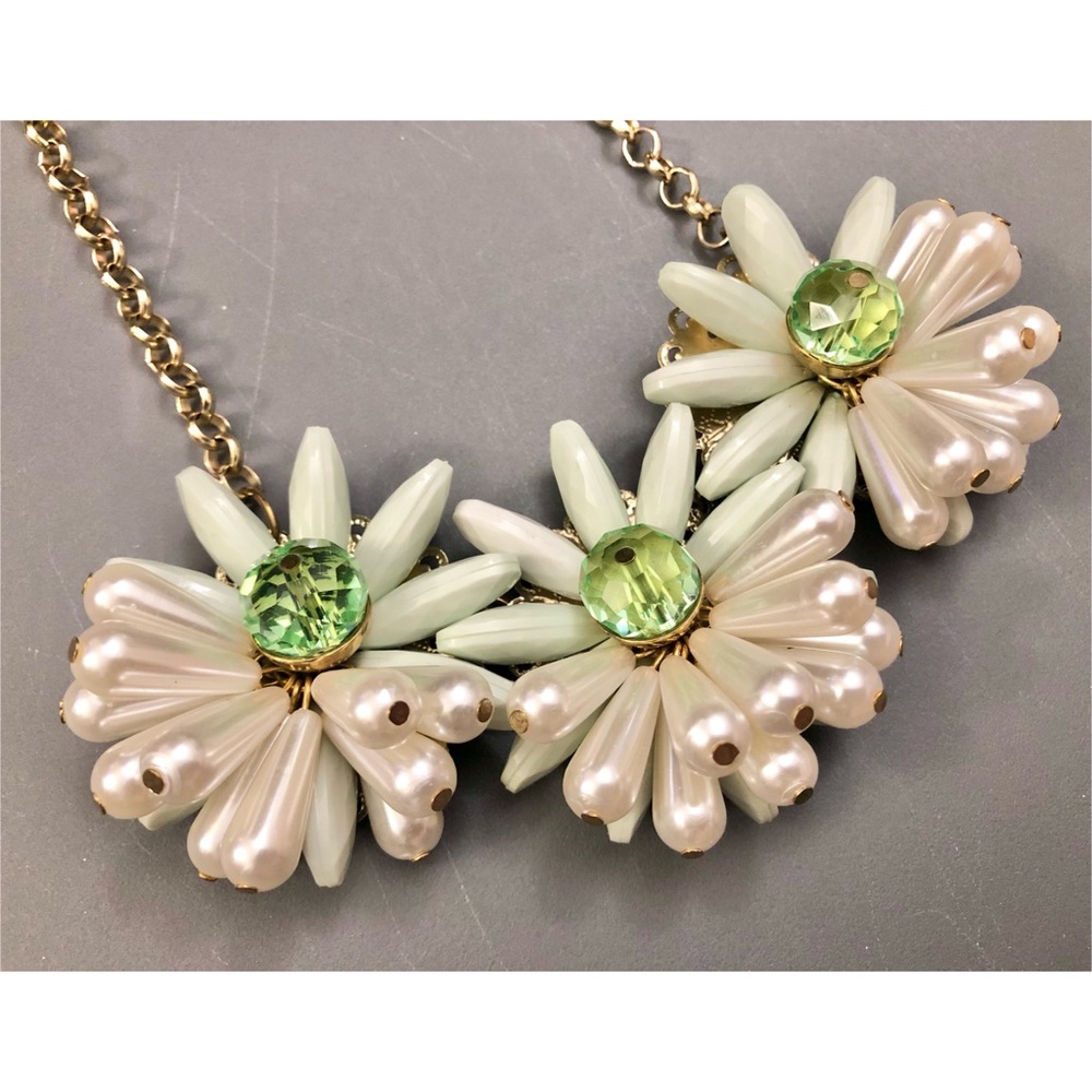 💜 2/$25 Flower Statement Necklace - Picture 2 of 9